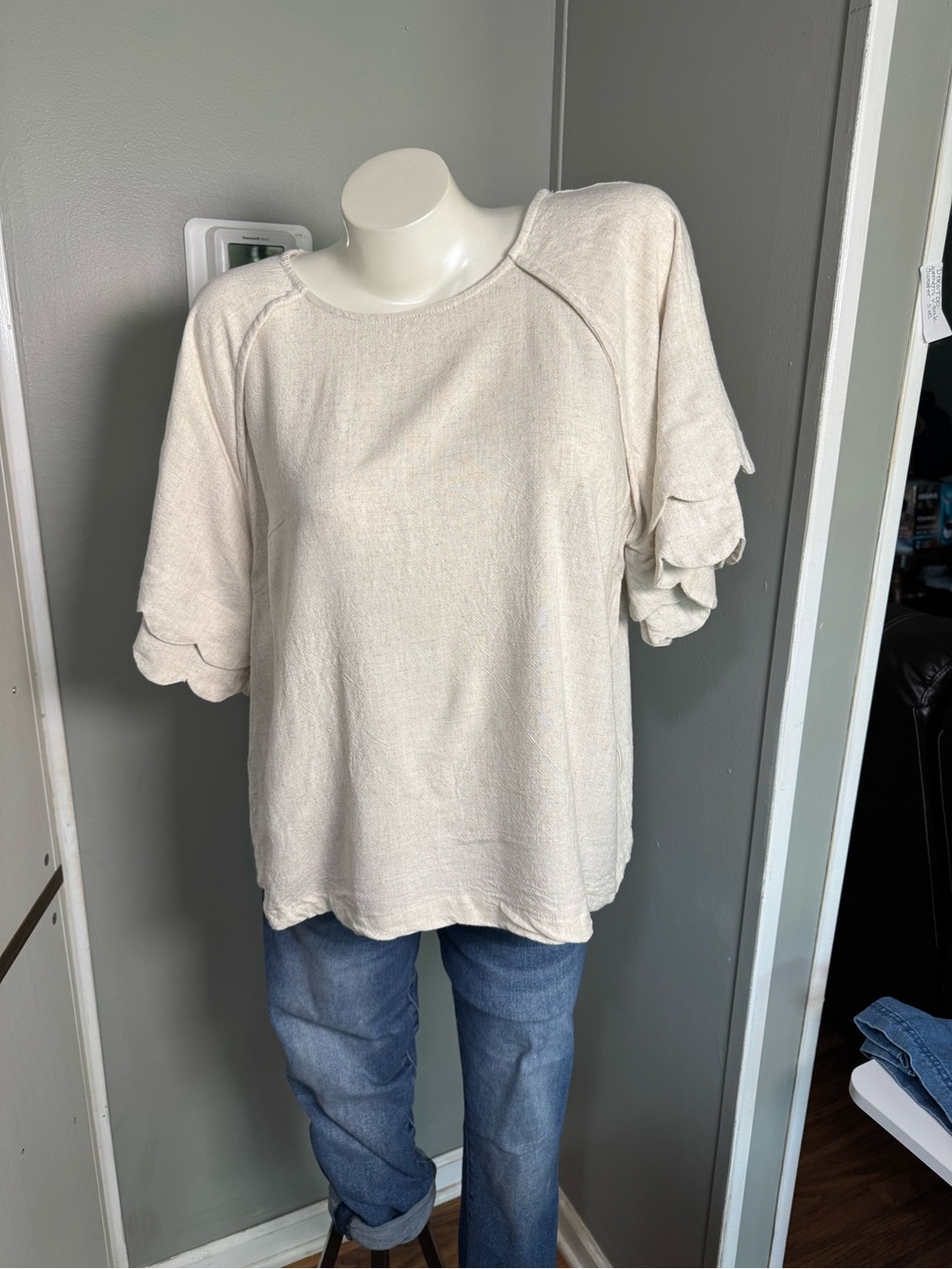 NWOT UMGEE Women's Cream Scallop Sleeve Top